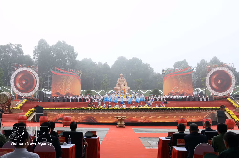 vnanet_potal-tong-bi-thu-chu-tich-nuoc-du-le-ky-niem-72-nam-ngay-bac-ho-ve-tham-den-hung-va-khanh-thanh-tuong-dai-bac-ho-voi-ngay-hoi-non-song-9034929.jpg