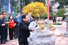 范明政总理视察高平省，向胡志明主席及参加边界战役的英烈进香
