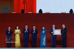 苏林代表党和国家领导人，向同奈市党委、政府和人民颁发了国会关于成立同奈市的决议。图自越通社