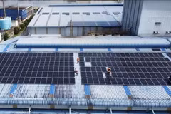 同塔省许多企业在厂房屋顶安装太阳能系统。图自越通社