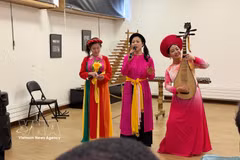 各名演员表演了被译为法语的歌曲《鼓饭》。图自越通社 