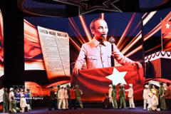 “独立之星”文艺节目讴歌光荣的越南共产党、伟大的胡志明主席；颂扬人民的力量、全民族大团结的力量以及人民武装力量崇高的贡献与牺牲。图自越通社