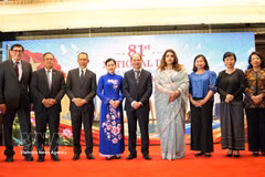 大使阮孟强（正中）与孟加拉国外交部国务秘书沙马·奥贝德·伊斯兰（右四）同东盟各国大使合影。图自越通社
