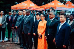 参加在莫桑比克举行的越南社会主义共和国成立81周年庆祝活动的代表们。图自越通社