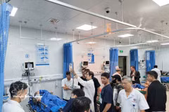 事故伤者在嘉莱雄王医院接受治疗。图自越通社