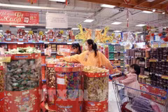 2024年12月，全国零售商品和消费服务总额为570.7万亿越南盾，环比增长1.9%，同比增长9.3%。图自越通社