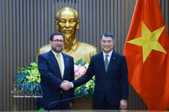 越南政府总理黎明兴与智利外交部长弗朗西斯科·佩雷斯·麦肯纳。图自越通社