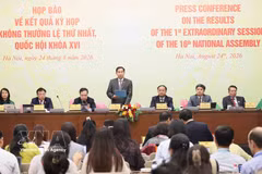 国会办公厅主任黎光孟24日下午在河内主持召开新闻发布会，介绍第十六届国会第一次非常规会议的主要成果。图自越通社