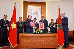 越南国会主席陈青敏与摩洛哥众议院议长拉希德·塔勒比·阿拉米签署两国国会合作协议。图自越通社