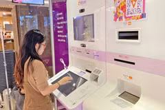 客户在先锋银行的 LiveBank 自动银行进行交易。图自《新河内报》