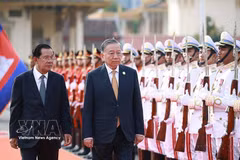 受柬埔寨国王诺罗敦·西哈莫尼的委托，2026年2月6日，柬埔寨人民党主席、参议院主席洪森亲王在金边主持仪式，欢迎越共中央总书记苏林对柬埔寨进行的国事访问。图自越通社