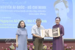 旅法越侨家庭代表向胡志明主席遗迹区赠送在法国保存的关于胡志明主席的珍贵资料和图片。图自越通社