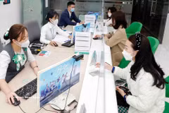 客户在一家商业银行进行交易。图自越通社
