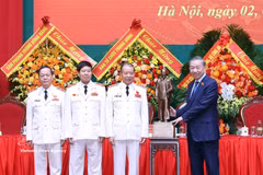 越共中央总书记、国家主席苏林向越南人民公安退休人员协会赠送胡志明主席塑像。图自越通社