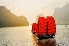 下龙湾红帆船。图自《青年报》