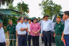 西宁省领导在边境乡滨桥乡进行实地考察。图自越通社