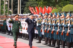 越共中央委员、中央军委常委、越南人民军总参谋长、国防部副部长阮新疆大将和日本防卫省统合幕僚长内仓弘明大将检阅越南人民军仪仗队。图自越通社