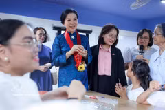 越共中央总书记、国家主席苏林夫人吴芳璃看望阿西洛中心。图自越通社