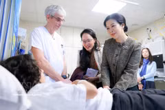 越共中央总书记、国家主席夫人吴芳璃亲切慰问比利时儿童大学医院患者。图自越通社