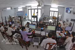 民众在芹苴市火进乡公共行政服务中心办理行政手续。图自越通社