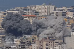 2026年3月4日，以色列空袭黎巴嫩贝鲁特以南的哈雷特·赫雷克后，浓烟升起。图自新华社/越通社