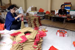兴安省山南坊高居民区守护传统制香业。图自越通社