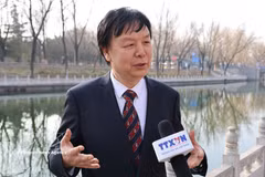 北京外国语大学东南亚研究中心主任米良接受越通社记者的采访。图自越通社