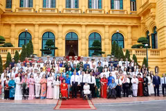 越共中央总书记、国家主席苏林6月10日在河内亲切会见参加越南电视台“善举”节目的100位代表。图自越通社