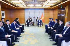 范明政在会见中国商用飞机有限责任公司（COMAC）副总经理沈波。图自越通社