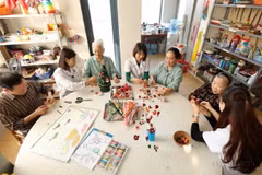 老年患者在中央老科医院理疗与康复科接受治疗。图自越通社
