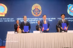 会议《联合公报》签署仪式。图自越通社