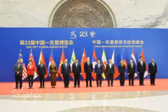 越南政府常务副总理范嘉足（左五）与东盟各国和中国代表团团长合影。图自越通社