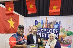 越南驻马来西亚商务处代表吴光兴在2025年于马六甲举行的马六甲国际清真博览会上介绍越南产品。图自越通社