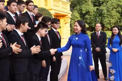 越南国家副主席武氏映春会见荣获2024年国际奥林匹克奖和科技奖的学生。图自越通社