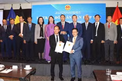 ViLaB主席冯国智博士（左）与越南农业与环境部代表签署了关于智慧农业和环境领域合作的谅解备忘录。图自越通社