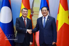 越南政府总理黎明兴与老挝国会主席宋赛·西潘敦。图自越通社