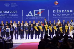 政府领导及出席AEF 2026的代表、胡志明市国际金融中心成员及投资者合影。图自越通社
