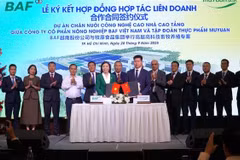 越南BAF农业股份公司与中国牧原食品集团合作合同签约仪式。图自越通社