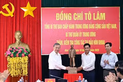 越共中央总书记苏林向金瓯省角地乡赠送胡志明主席塑像。图自越通社