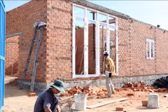 为宁顺省顺南县福宁乡一家贫困户建房。图自越通社