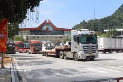 车辆经谅山省友谊国际口岸通行。图自越通社
