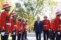 在庄严肃穆的气氛中，越共中央总书记、国家主席苏林检阅仪仗队。图自越通社