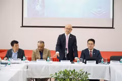 越南驻印度大使在论坛上发表讲话，强调了科技、创新和数字化转型对越南新发展阶段的特殊作用。图自越通社