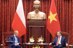 越共中央总书记、国家主席苏林与波兰总理唐纳德·图斯克。图自越通社