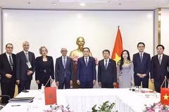 双方代表合影留念。图自越通社