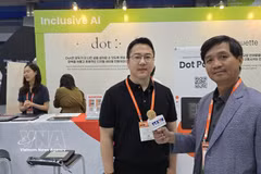 韩国触觉显示技术公司Dot Inc创始人兼首席执行官Eric Ju Yoon Kim接受越通社驻韩国记者的采访。图自越通社
