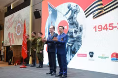 越南政府副总理陈红河出席纪念卫国战争胜利80周年招待会。图自《政府门户网站》
