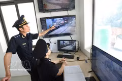 乂安省炉门港海关应用新技术，对进出口货物实施监管。图自越通社 