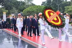 越共中央委员会、国家主席、国会、政府代表团前往北山路英雄烈士纪念碑敬献花圈。图自越通社
