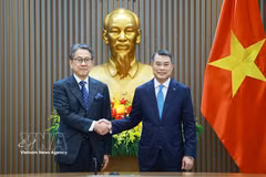 越南政府总理黎明兴（右）与日本国际协力银行（JBIC）董事长前田匡史。图自越通社